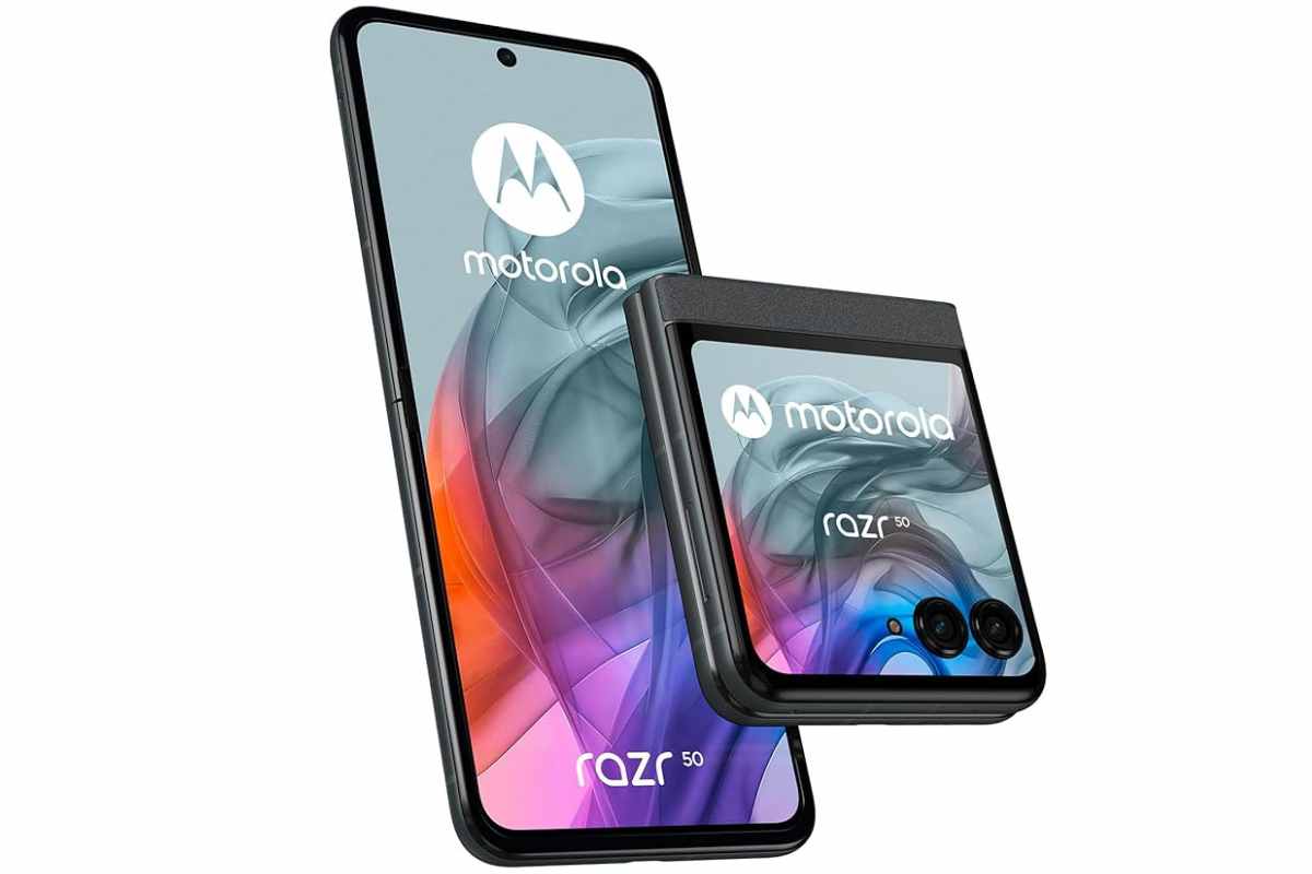 Motorola razr 50 su sfondo bianco