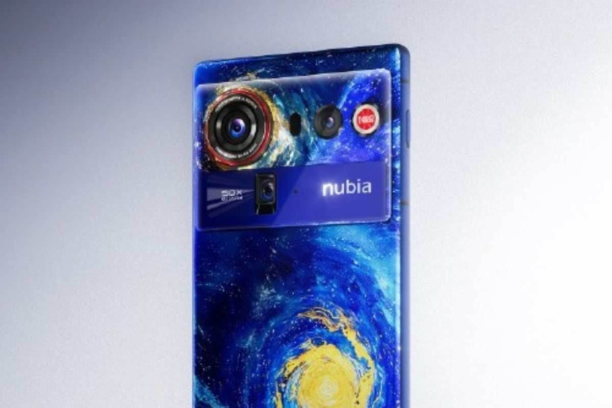 Fotocamera e pannello posteriore del Nubia Z80 Ultra con cover multicolore