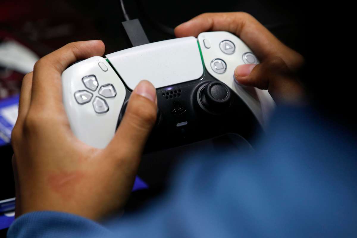 Ragazzo che gioca con un joystick Playstation