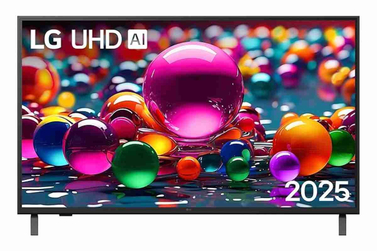 TV LG su sfondo bianco