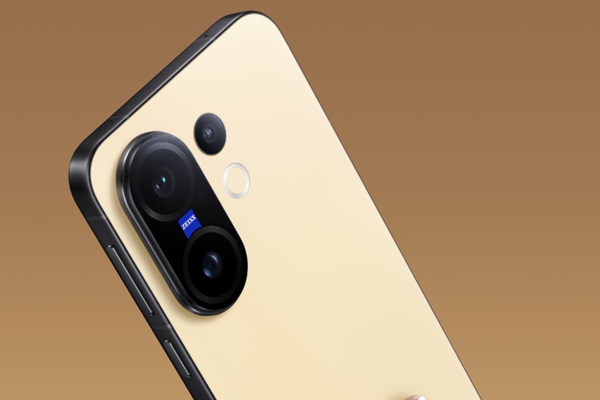 Vivo X200 FE con cover dorata