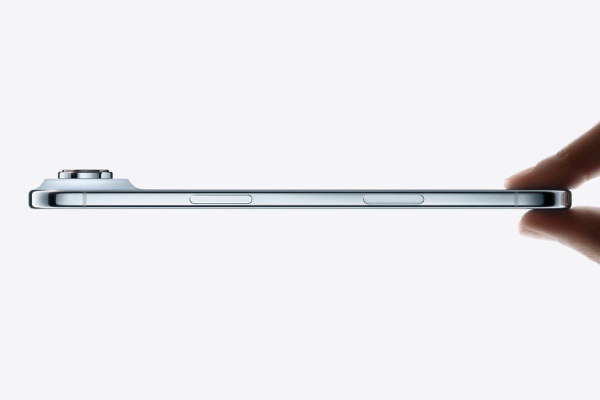 smartphone apple air sottile tenuto in mano con due dita