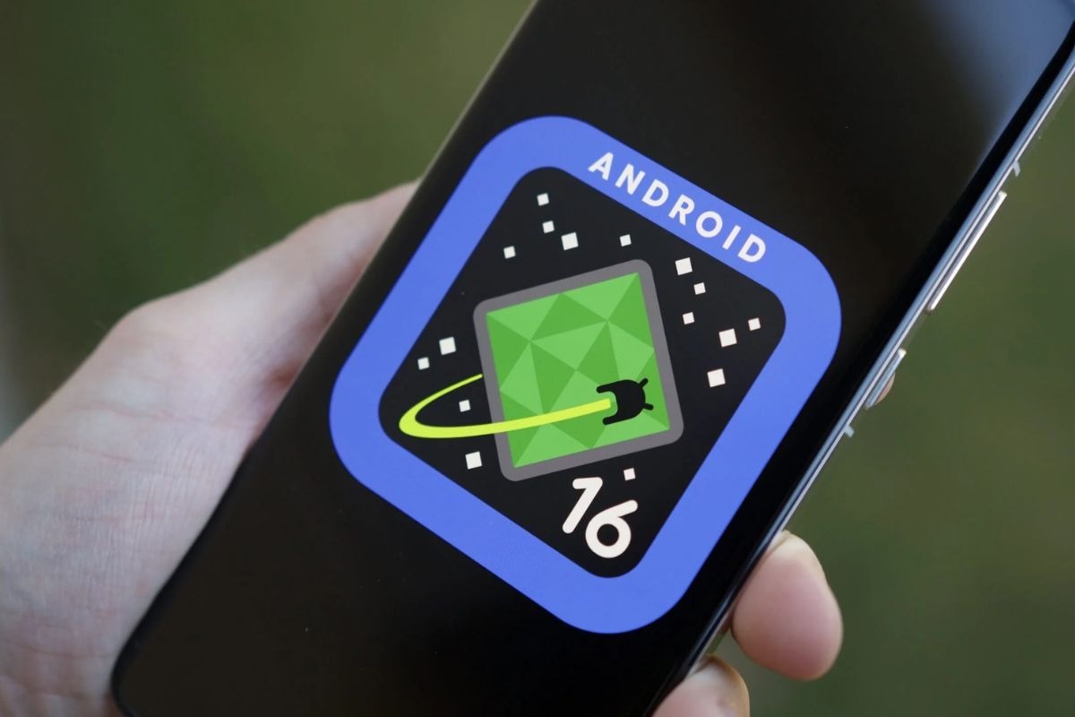 smartphone con immagine android 16, quadrato blu e rombo verde