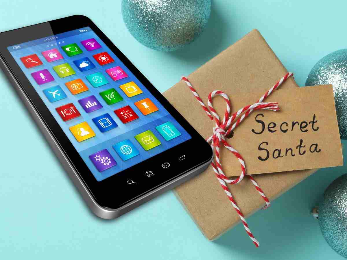modello 3d di uno smartphone su pacco regalo con scritto secret santa