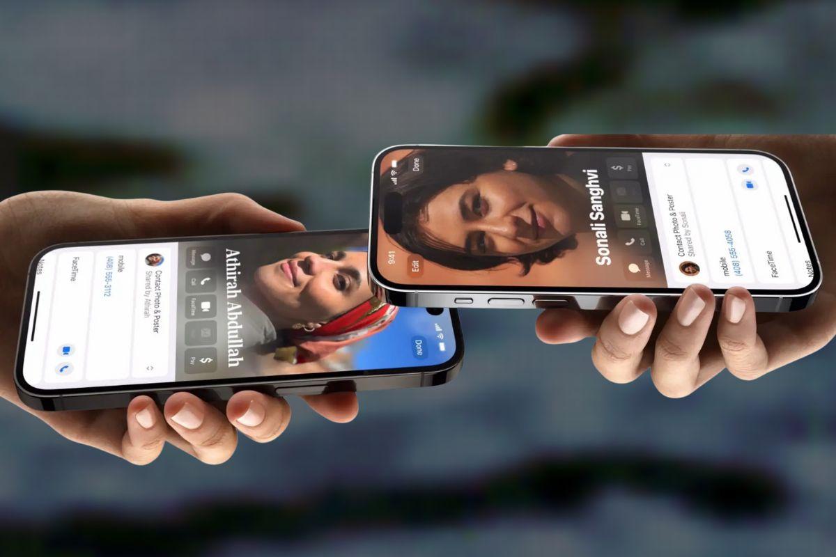 due smartphone con foto di ragazze vengono avvicinati