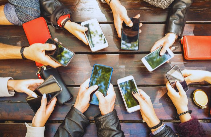 persone in gruppo che usano lo smartphone