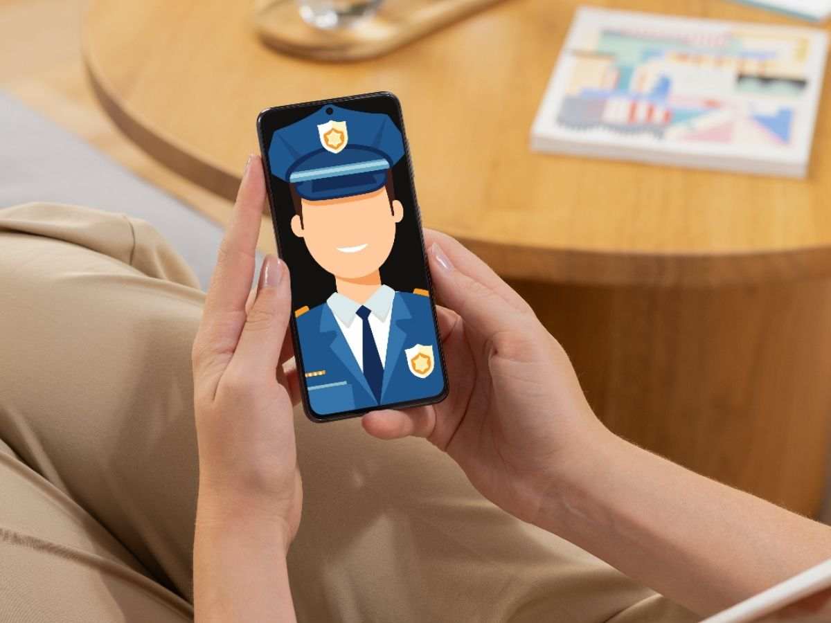 persona che tiene smartphone in mano con icona di un poliziotto