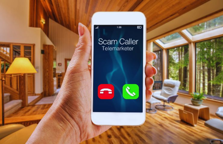 telefono in primo piano con chiamata spam
