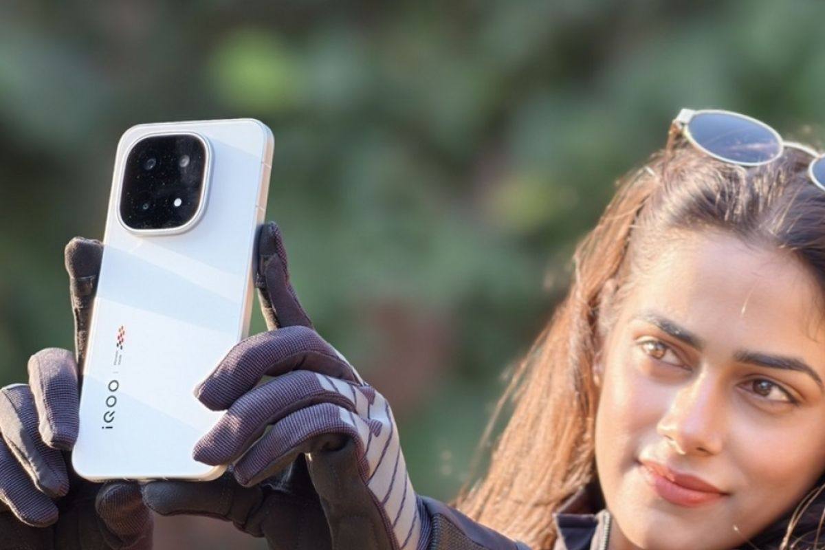 ragazza scatta un selfie con smartphone bianco