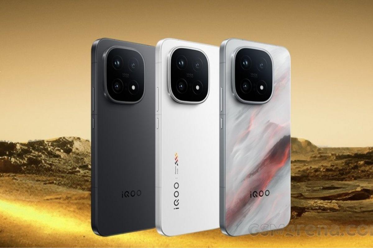 tre smarthone iQOO 15 di spalle