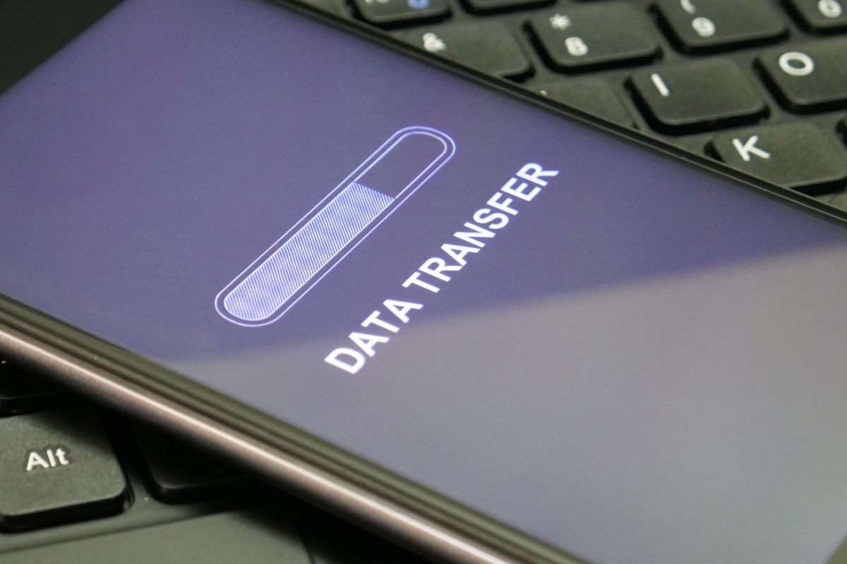 telefono con scritta data transfer e barra di caricamento