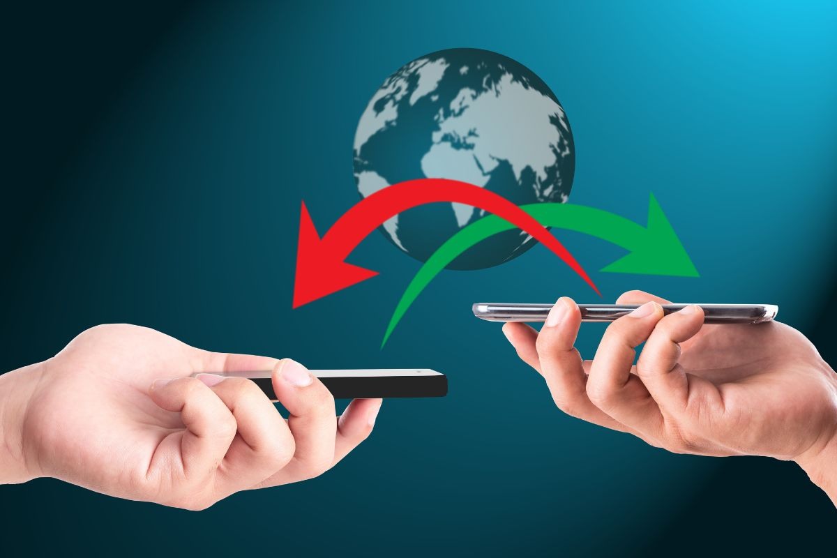due telefoni tenuti in mano con frecce che indicano scambio vicendevole di dati