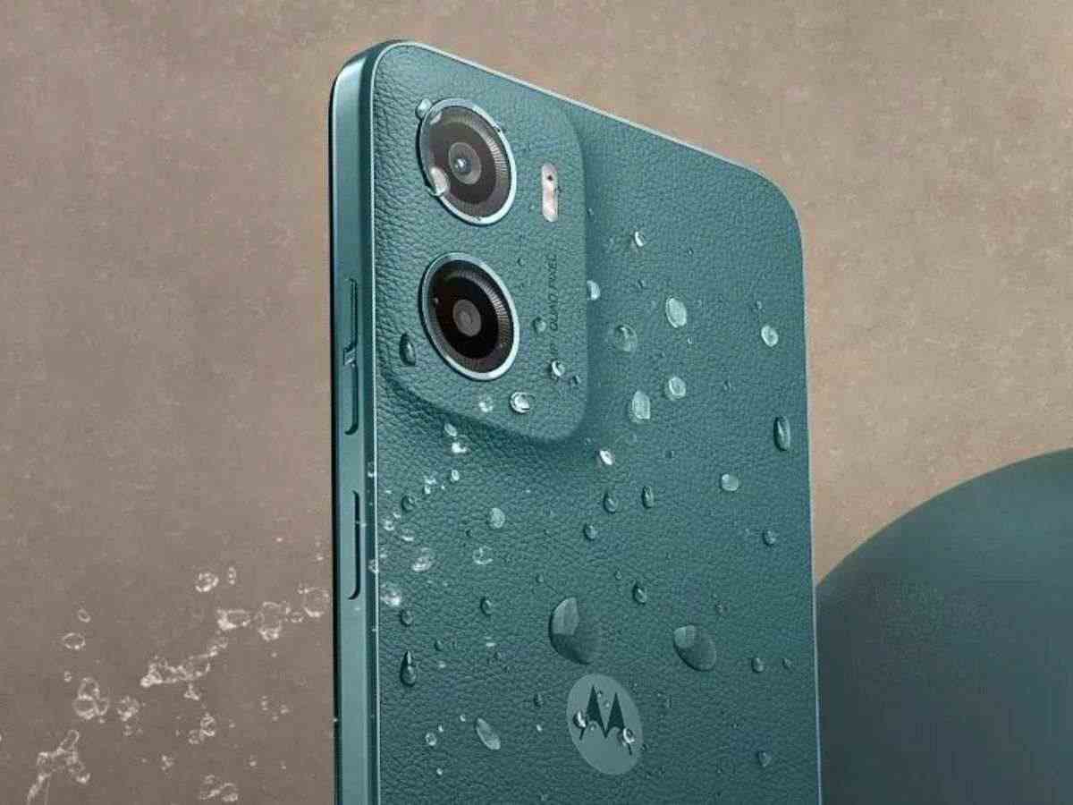 dettaglio parte superiore retro Motorola g05 con gocce di acqua