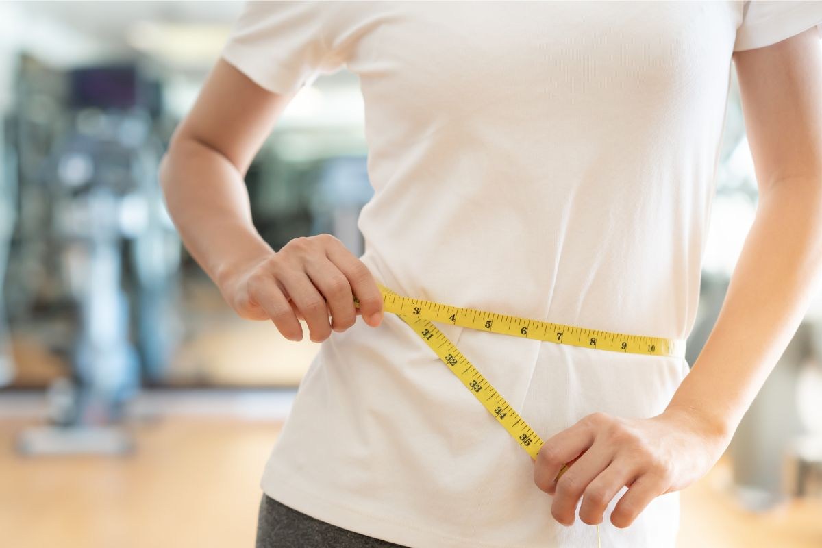 ragazza con metro misura girovita