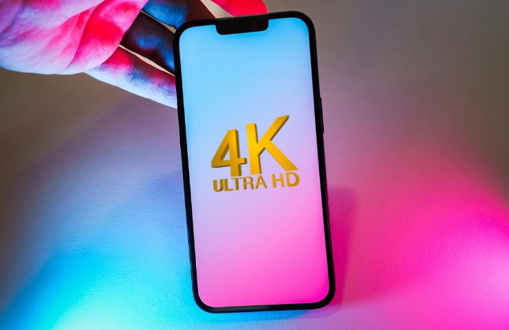 iphone con schermo colorato e simbolo 4K ultra HD