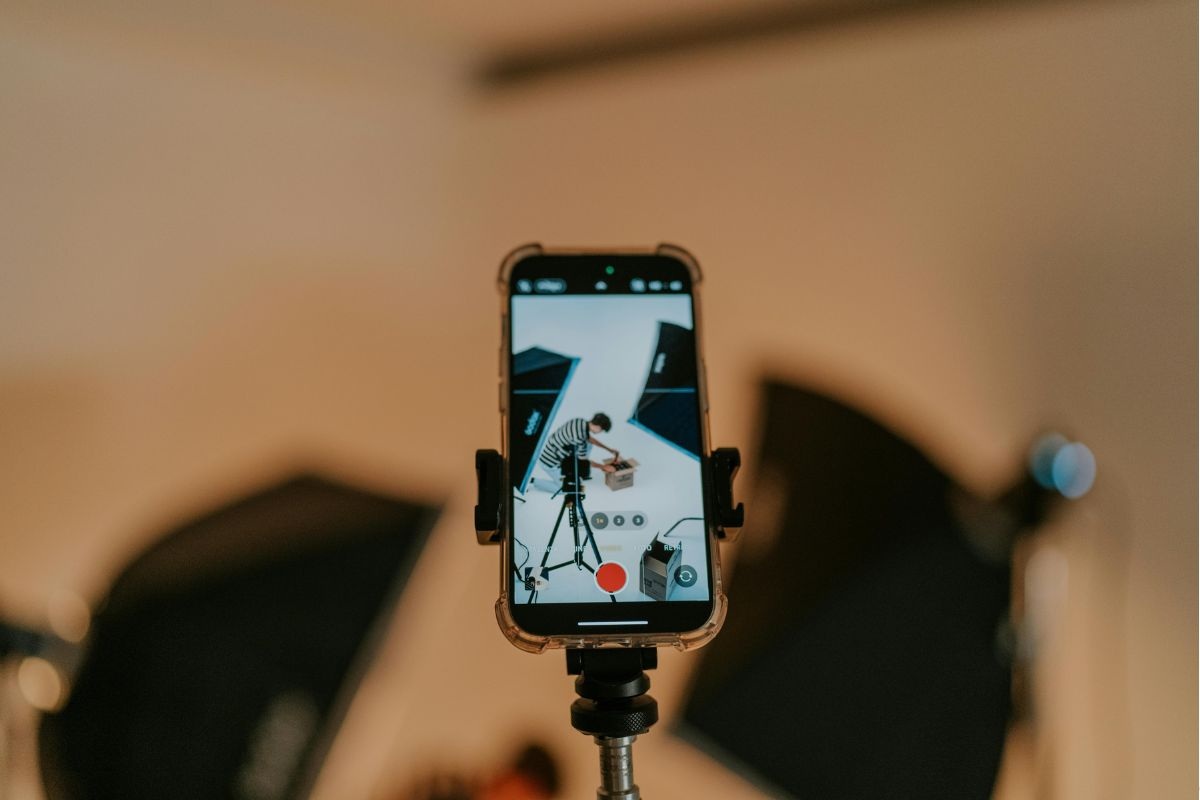 cellulare su sostegno che riprende persona