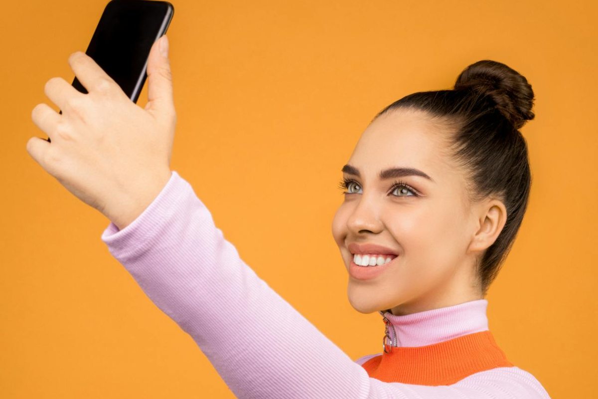 Ragazza che si fa un selfie
