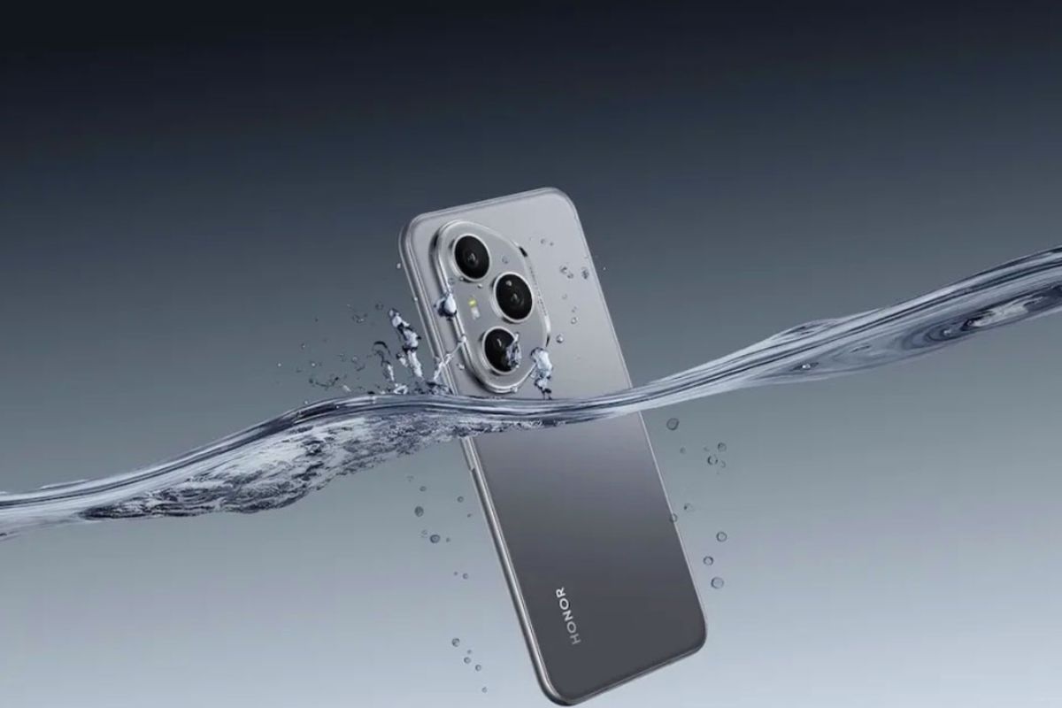 smartphone honor grigio colpito da getto d'acqua