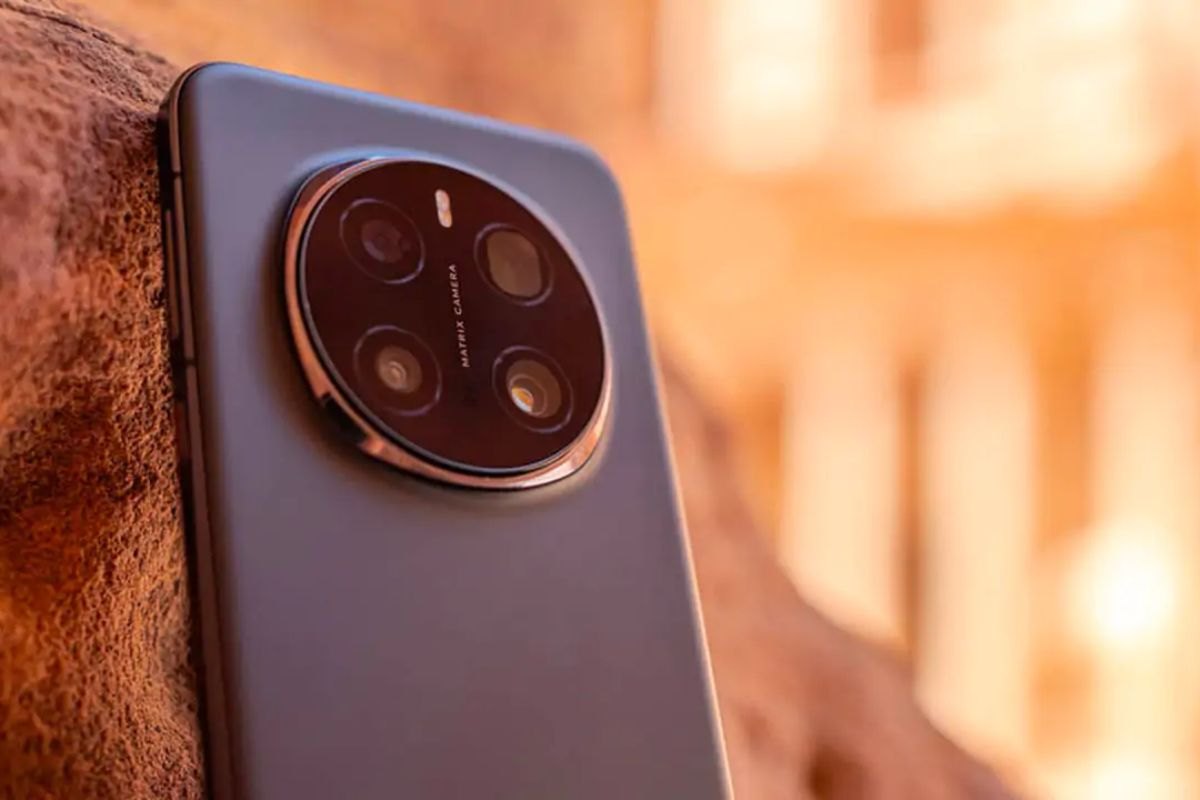 telefono honor blu poggiato a pietra