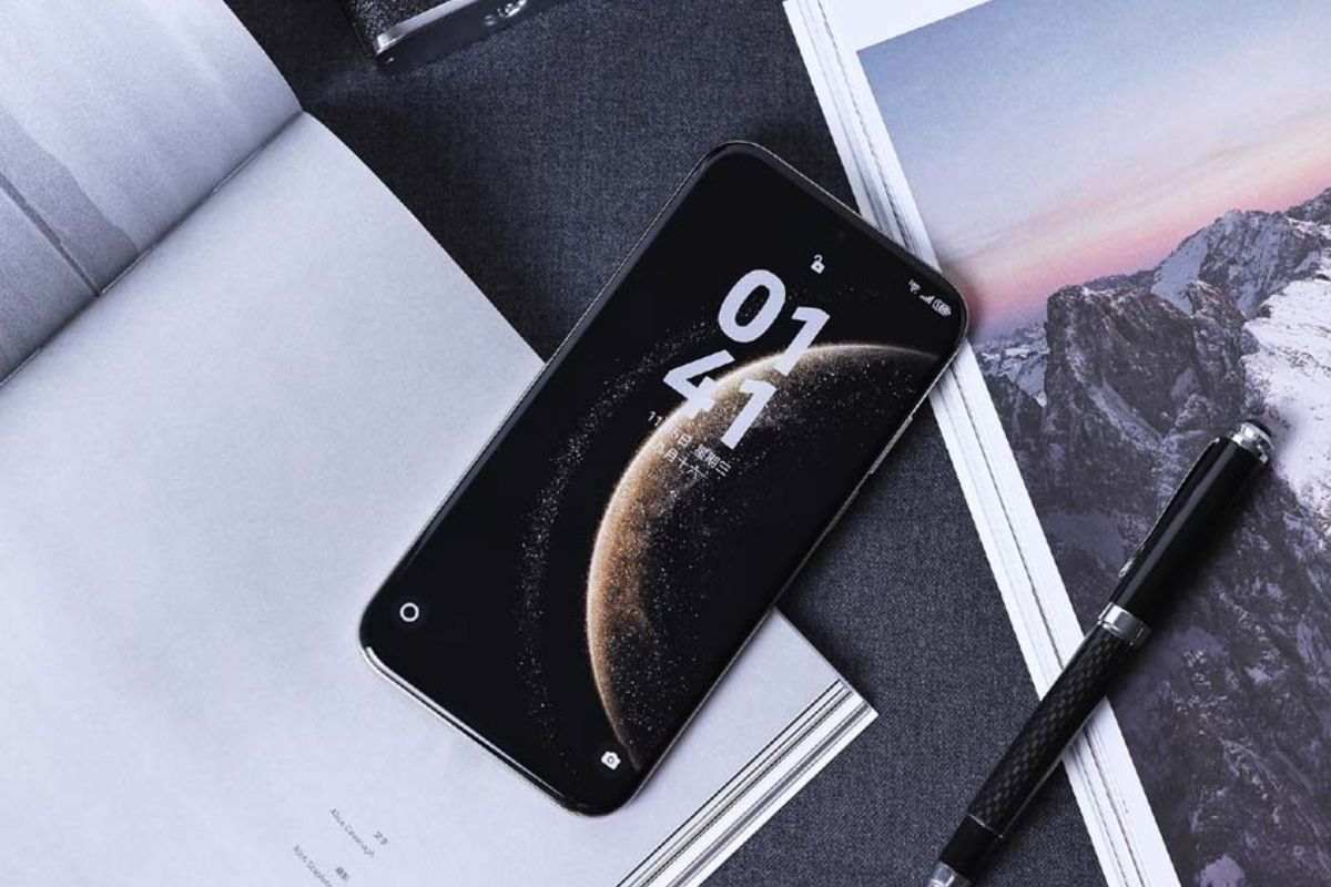 smartphone segna orario 1:41, su scrivania accanto a penna