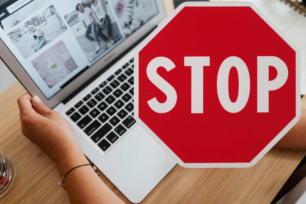 persona al computer e segnale di stop 