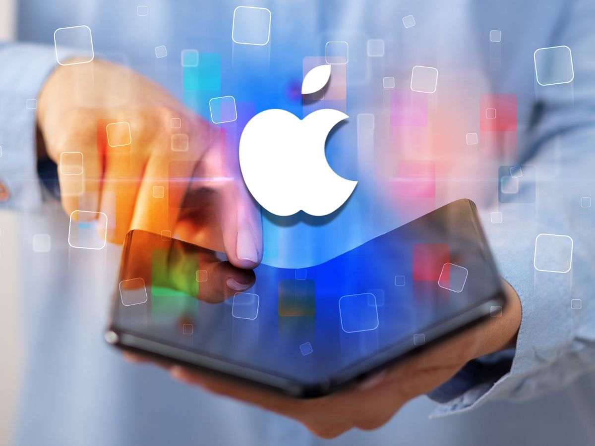 persona che indica uno smartphone pieghevole e logo Apple