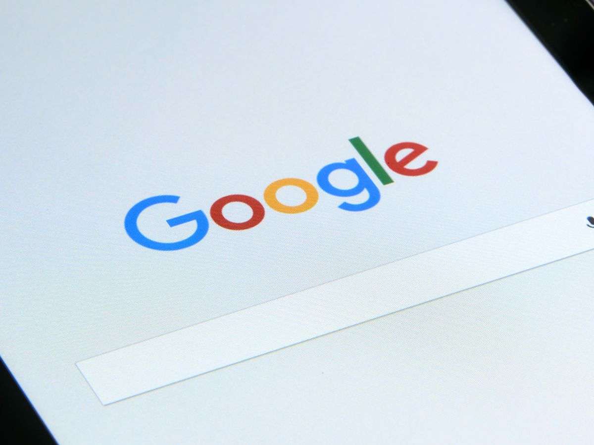 barra di ricerca con logo google sullo schermo di un tablet