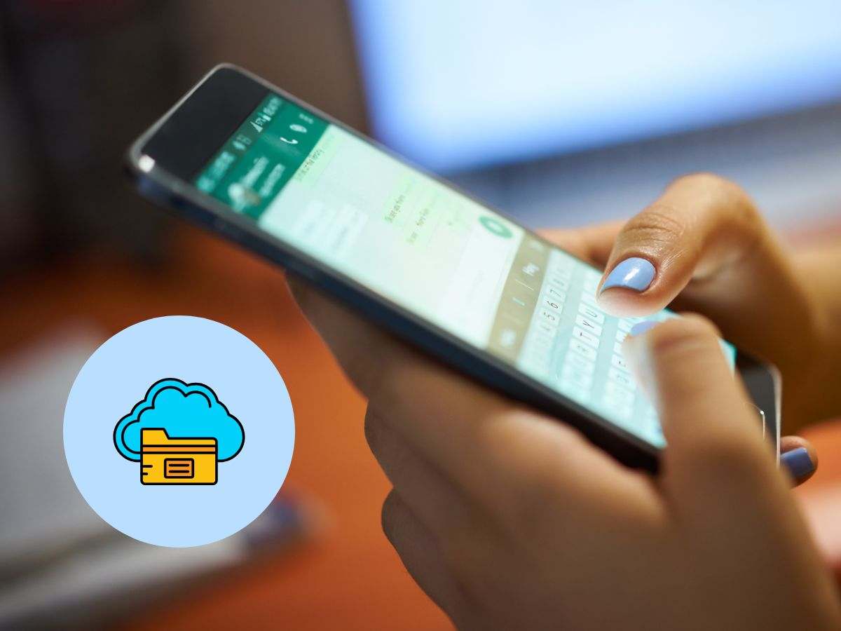 persona che usa whatsapp su smartphone con simbolo dello spazio d'archiviazione