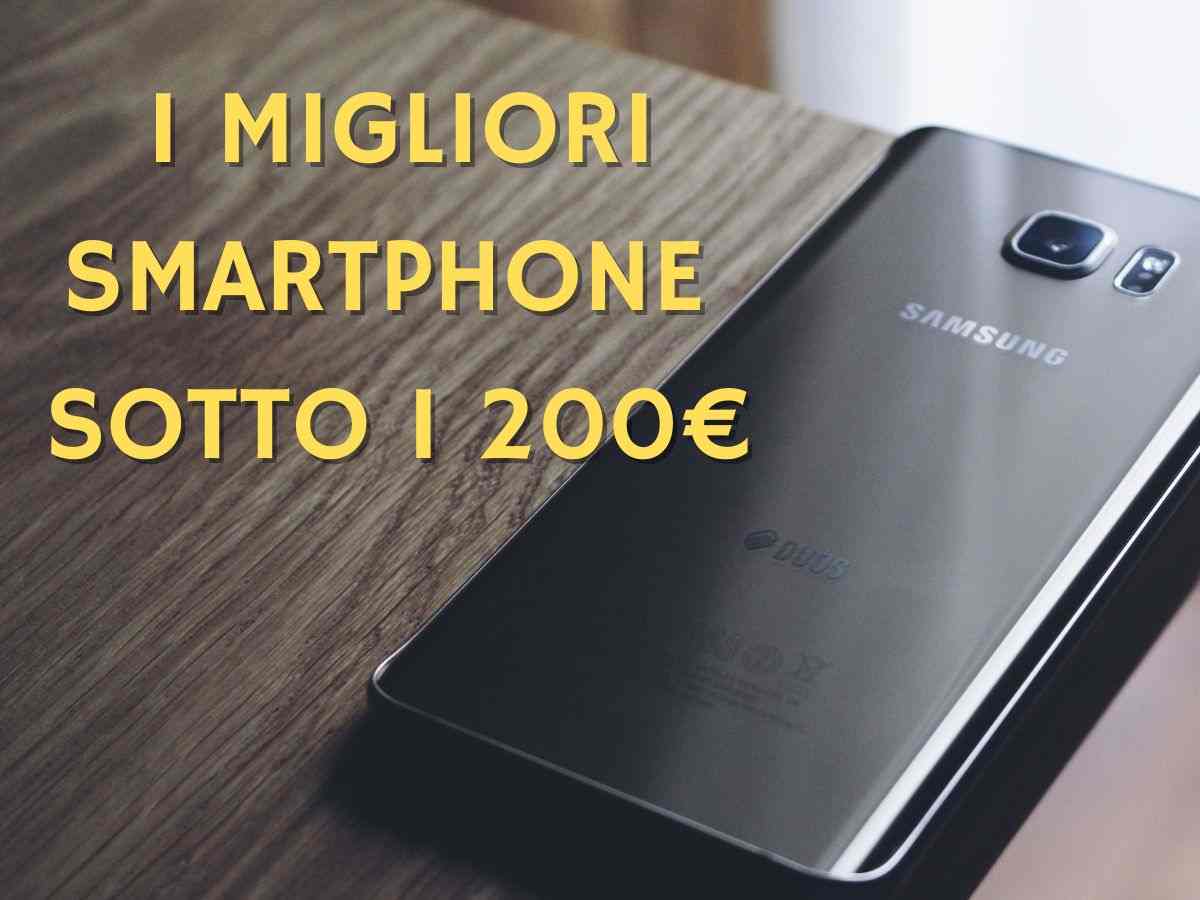 copertina i migliori smartphone sotto i 200€ con smartphone samsung capovolto sul tavolo