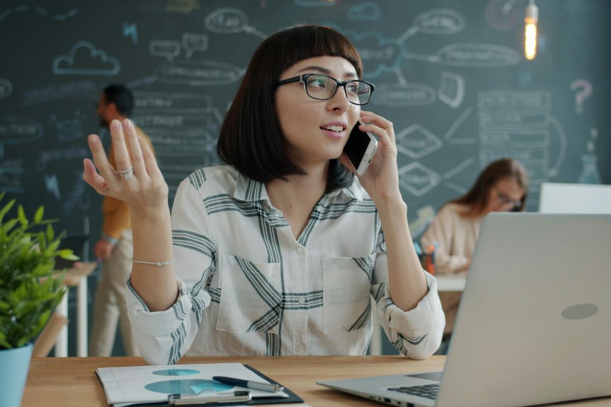 Ragazza che lavora allo smartphone