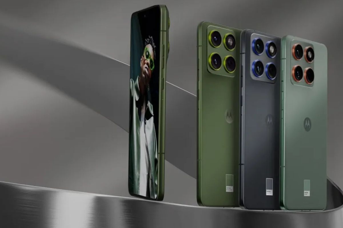 quattro smartphone motorola ultra sottili di tre colori diversi