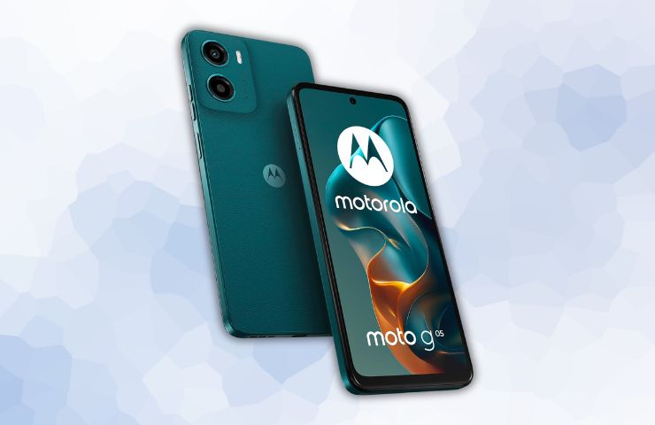 motorola moto g05 su sfondo azzurrino