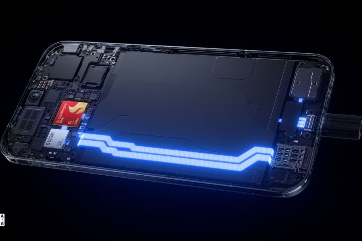 smartphone con batteria a vista nera, collegato a cavo