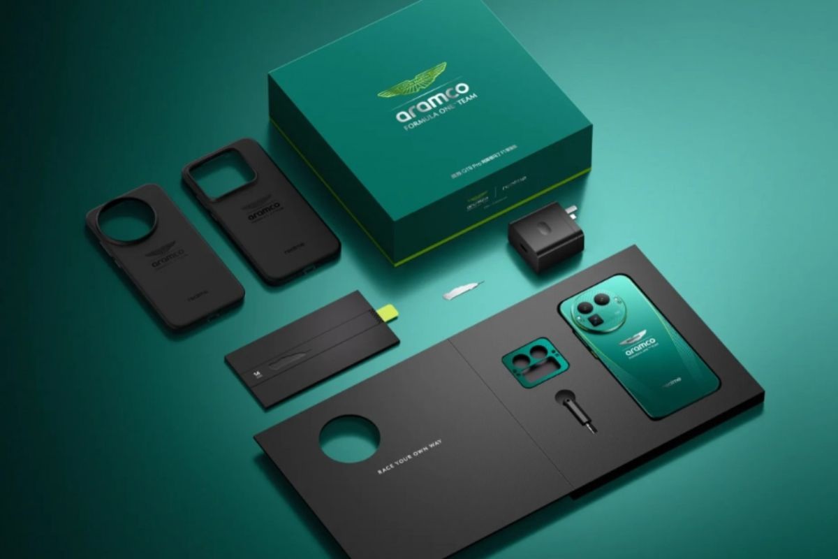 scatola realme brand aston martin con accessori