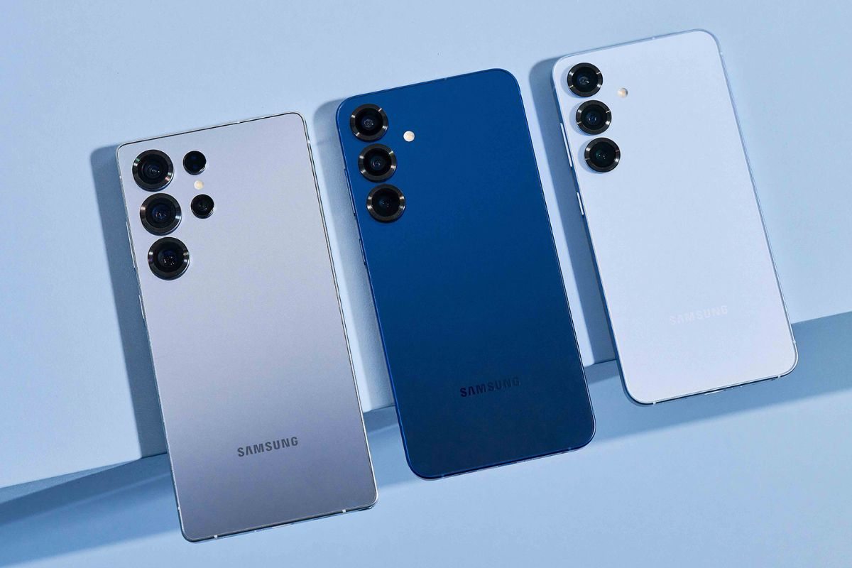 tre modelli di smartphone bianco, blu e grigio in oridne di grandezza