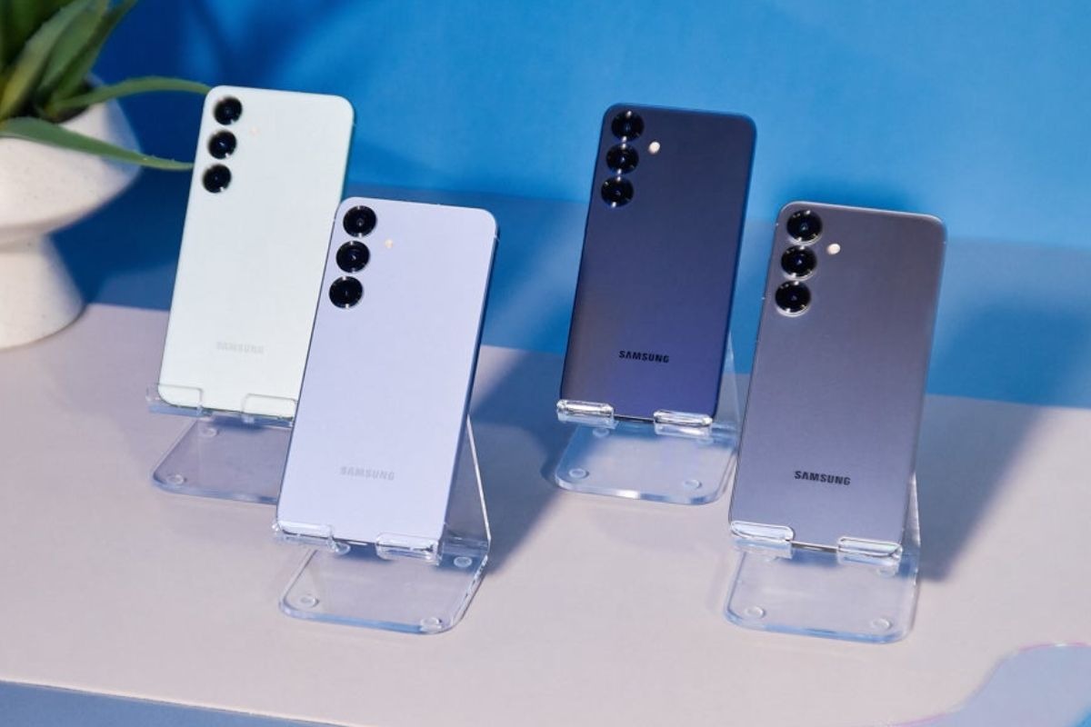 quattro smartphone samsung colore bianco, grigio, blu, grigio metallizato esposti su espositori di vendta