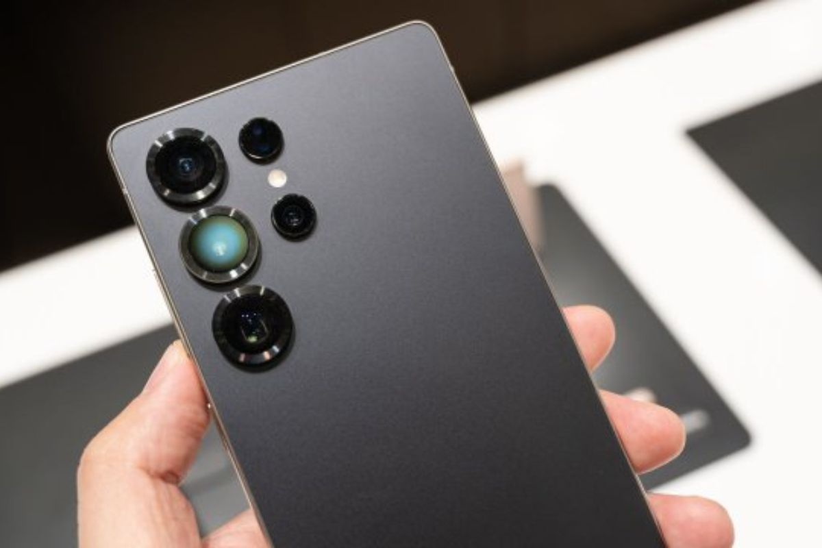 smartphone samsung nero con tre fotocamere tenuto in mano