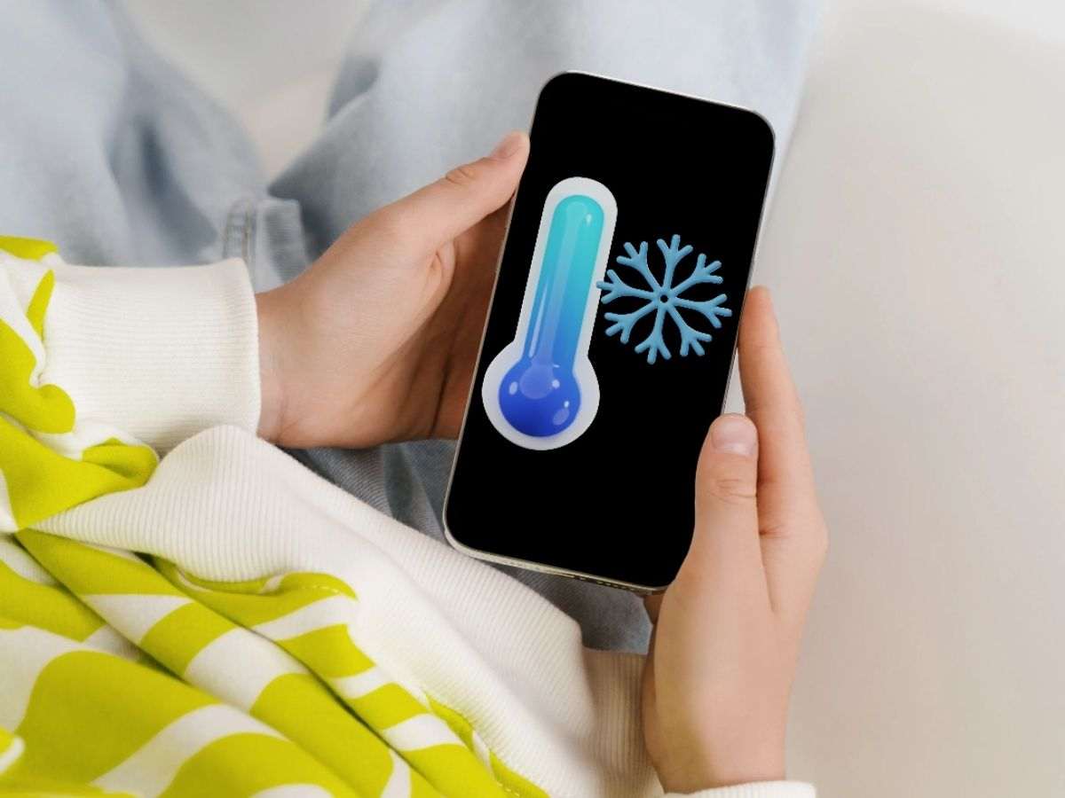 persona che ha in mano uno smartphone con temperatura fredda