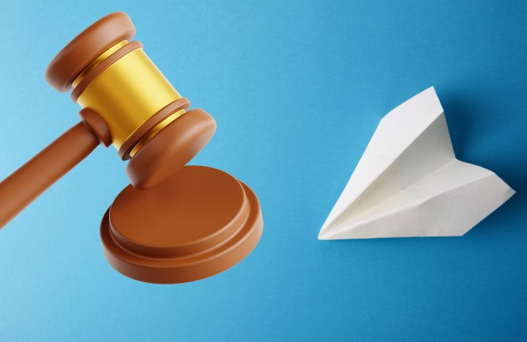 sfondo azzurro con icona telegram bianca e martelletto per asta