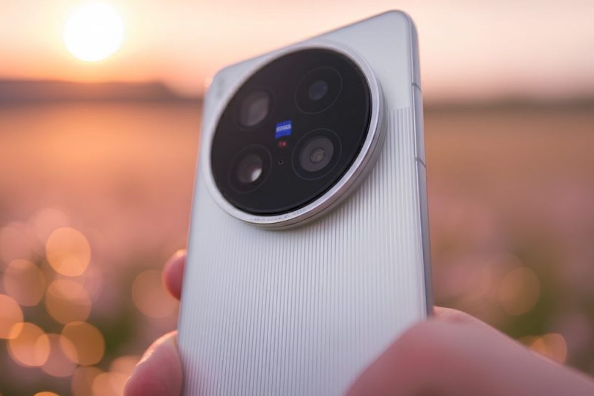 smartphone vivo tenuto in mano con 4 fotocamere nel deserto
