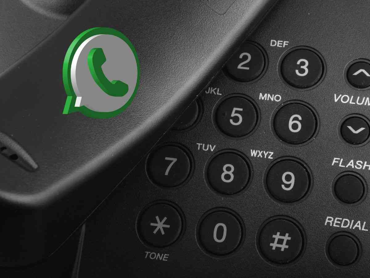 tastierino numerico di un telefono con logo whatsapp sulla cornetta