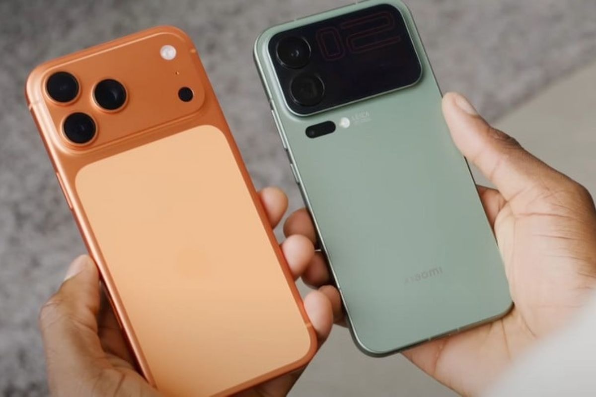 persona tiene in mano due cellulari, uno arancione uno verde