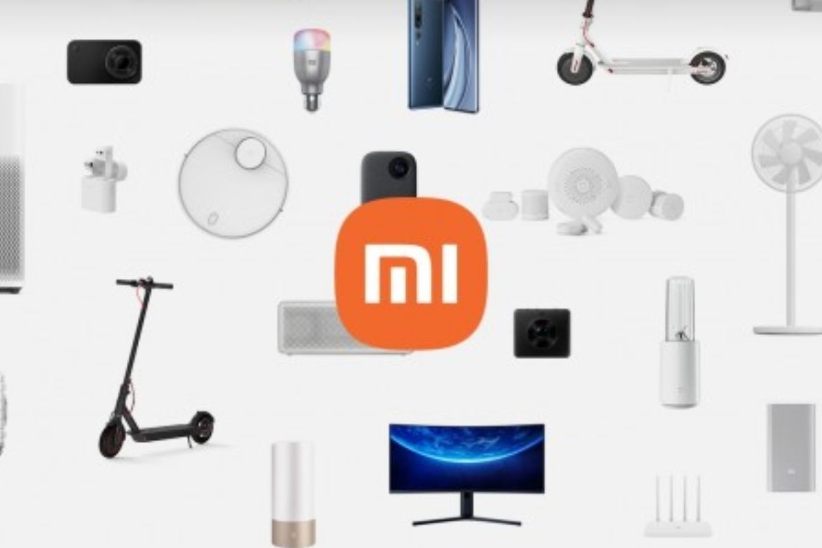 logo xiaomi, prodotti elettronici (monopattino, televisore, aspirapolvere, schermo)