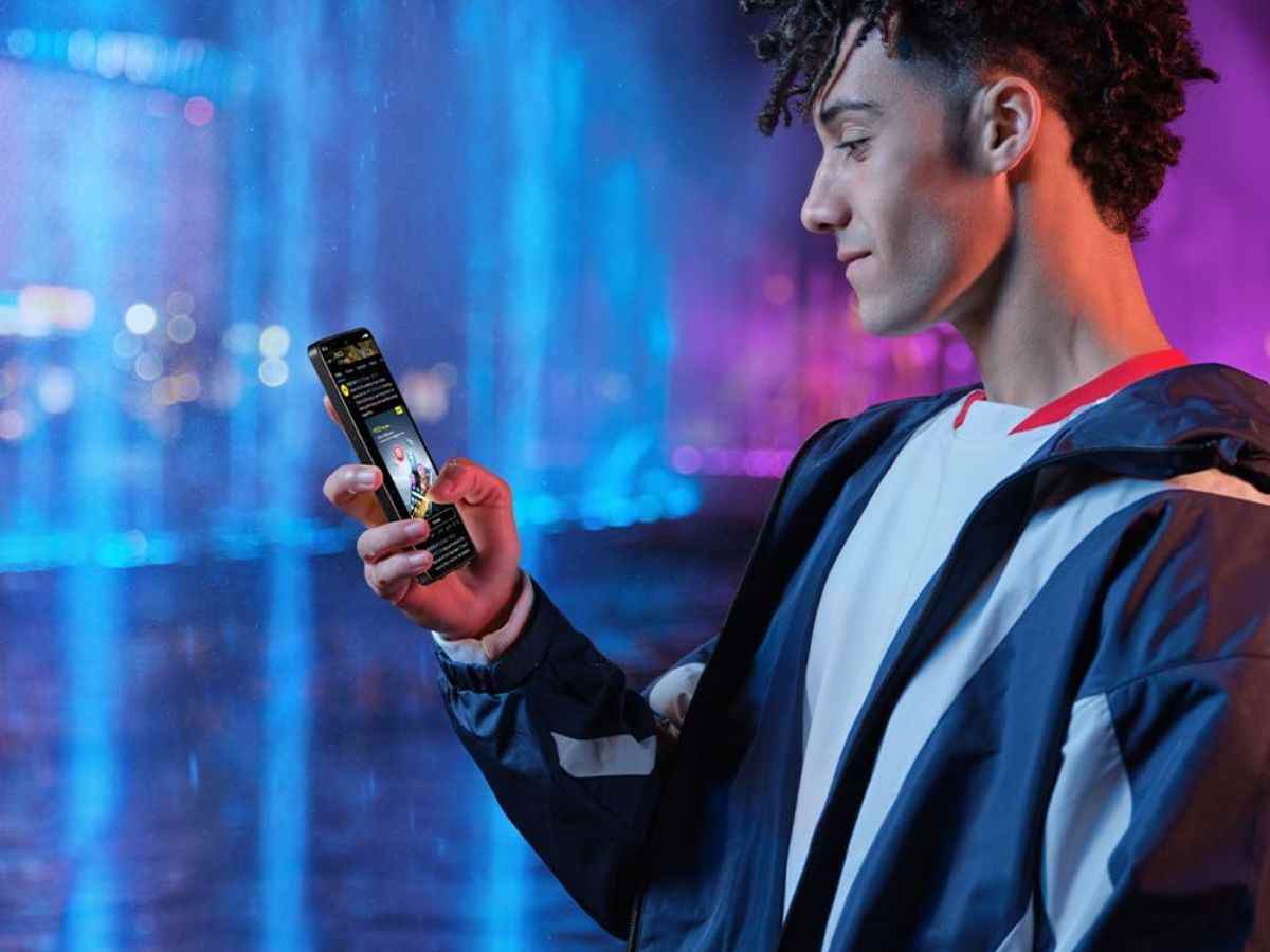 persona che utilizza il nuovo smartphone Poco X7 di Xiaomi