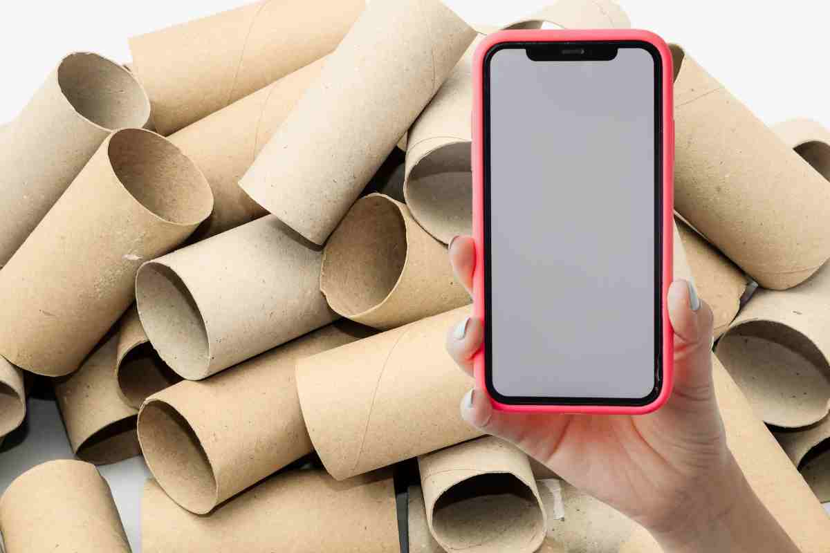 rotoli vuoti e mano con smartphone