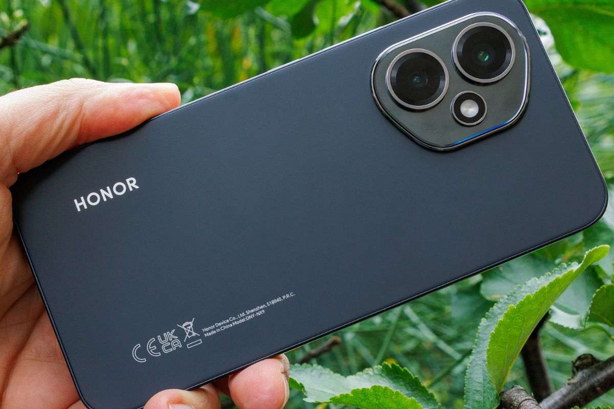 persona tiene in mano telefono Honor nero