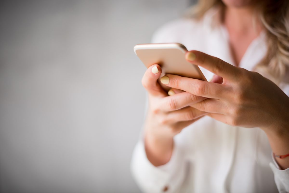 donna con cellulare tra le mani