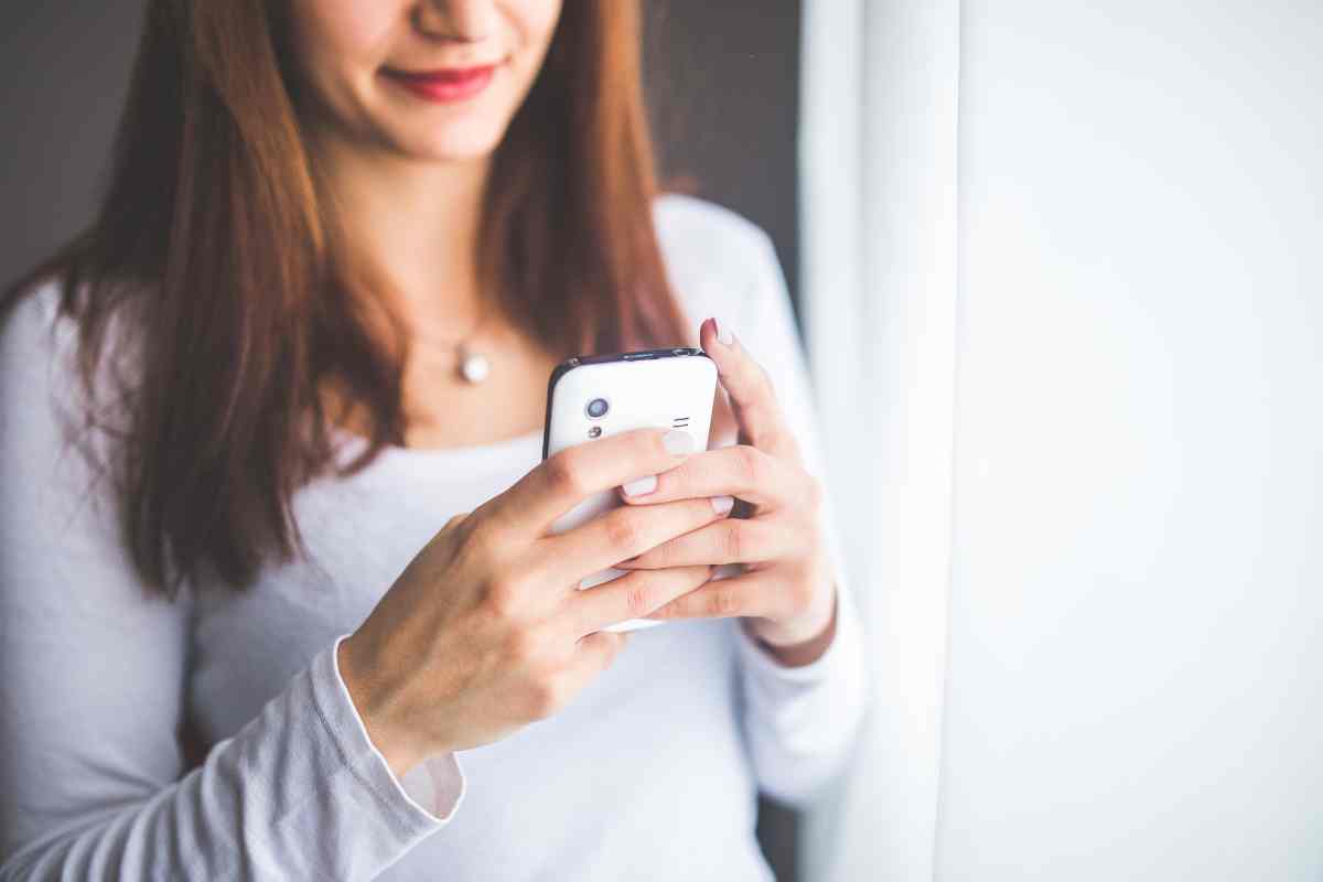 donna messaggia con cellulare